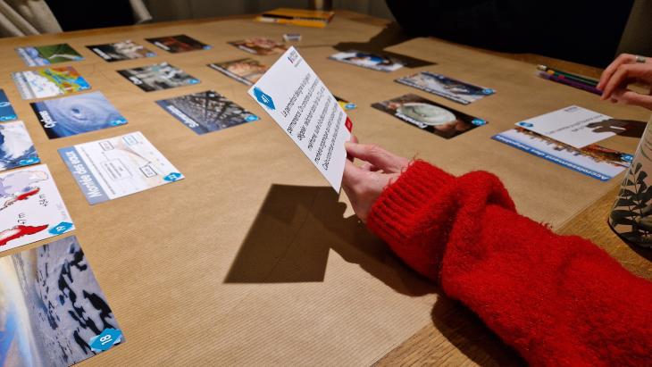 Personne tenant une carte en main