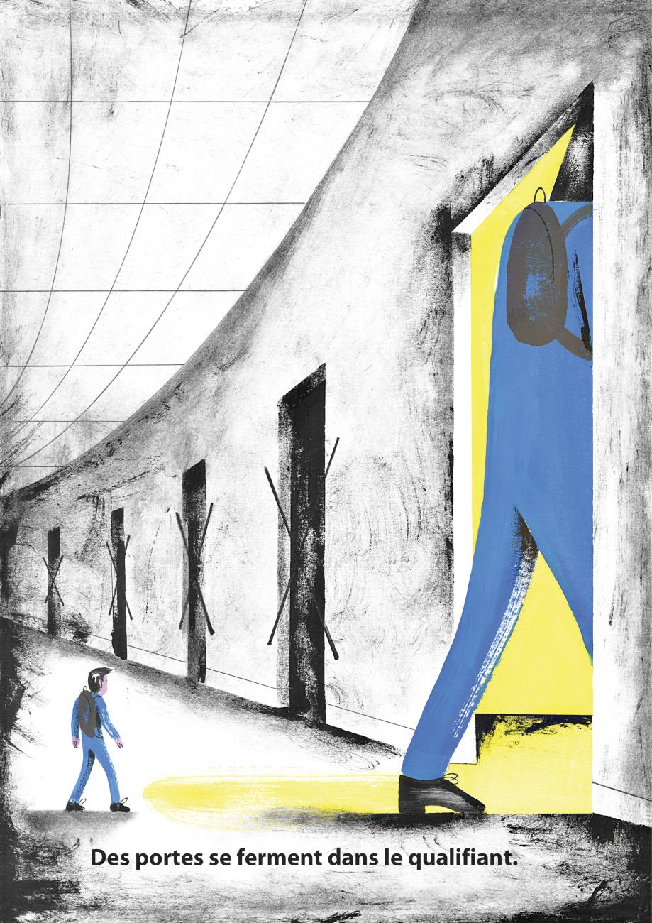 Jeunes dans un couloir aux portes closes