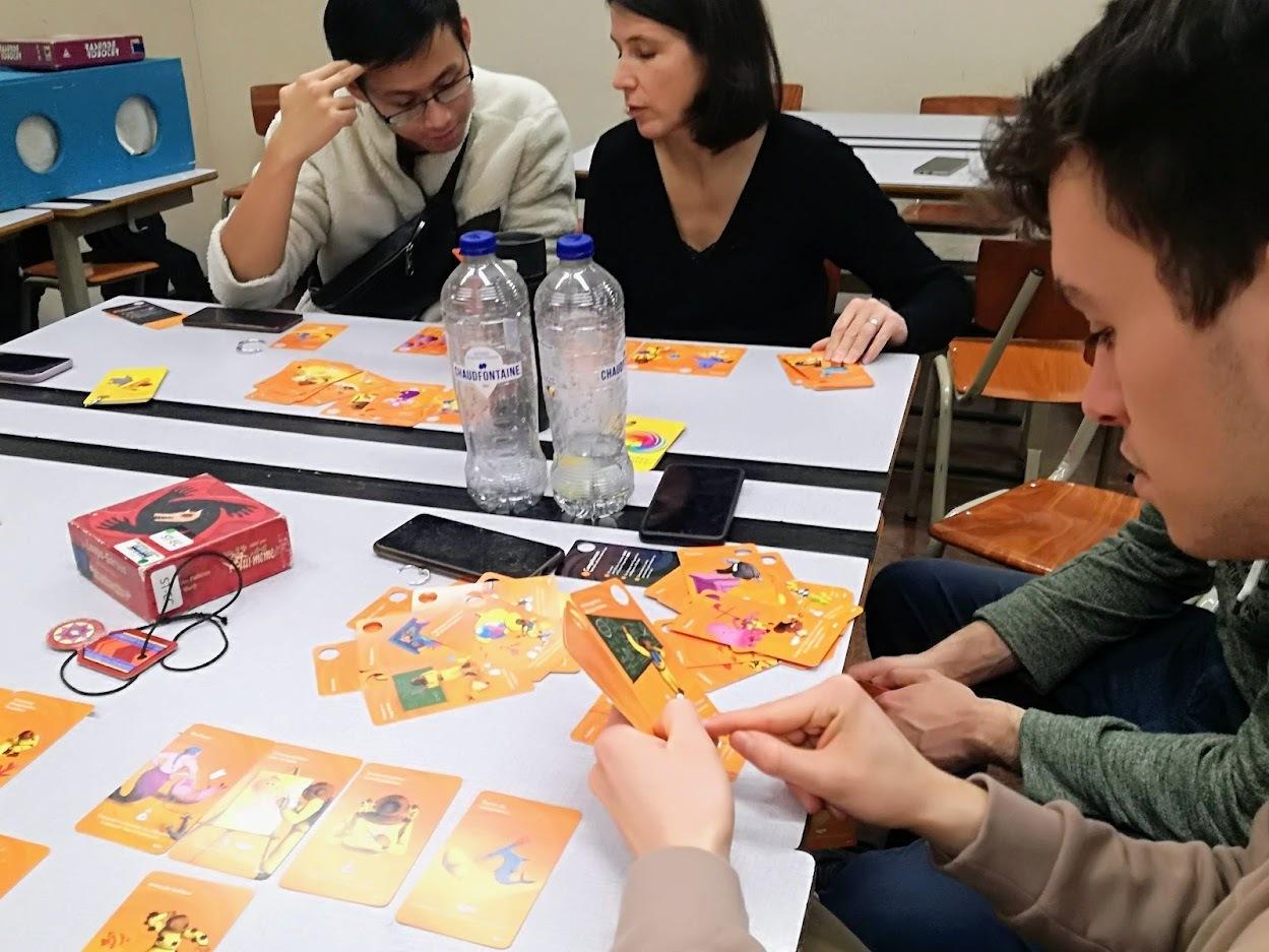 Décembre 2022. HE2B Campus pédagogique Defré. Analyse des compétences transversales sollicitées au cours d’une partie des Loups-garous de Thiercelieux à l’aide des cartes «Ludovortex»
